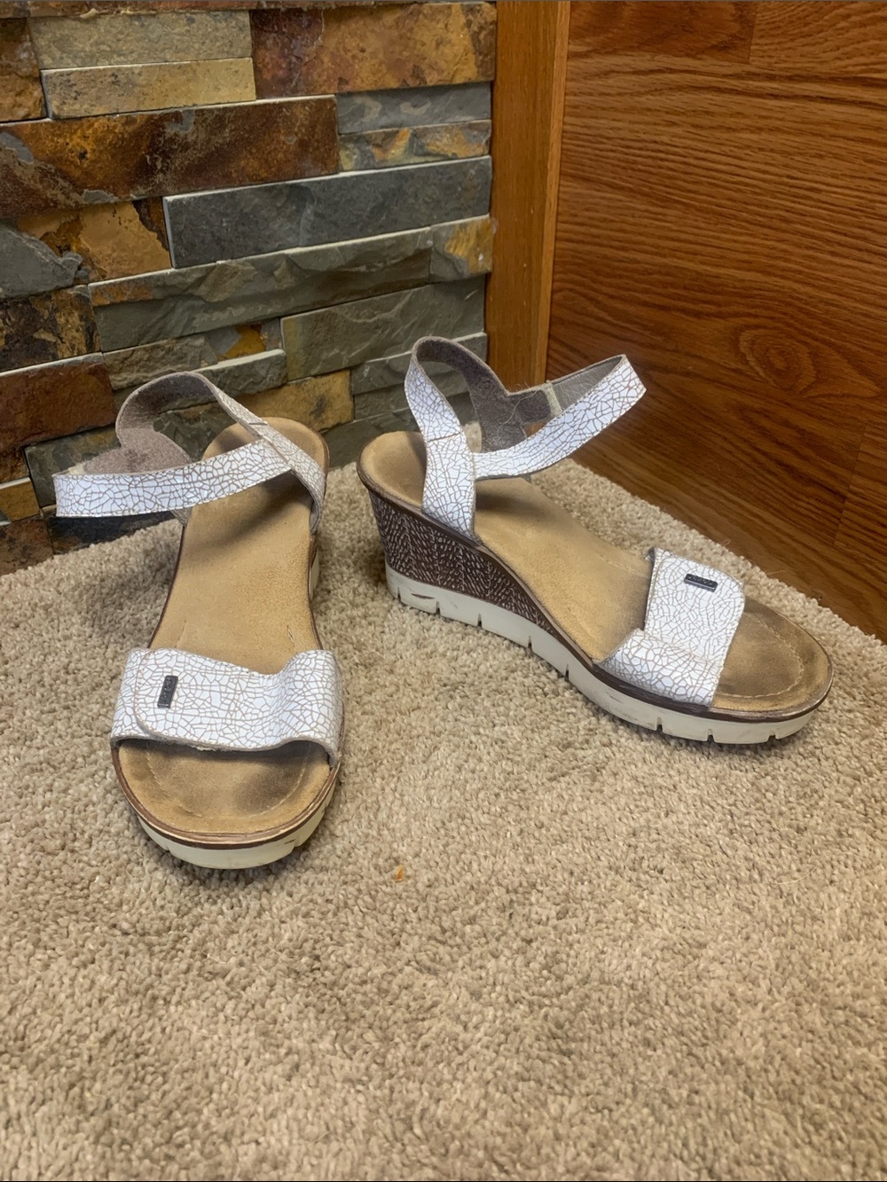 Women’s White Crackle Wedge Sandals 8